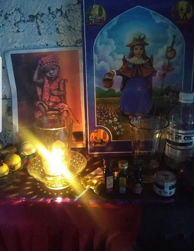 Detalle del espacio de consulta con mesa de tarot