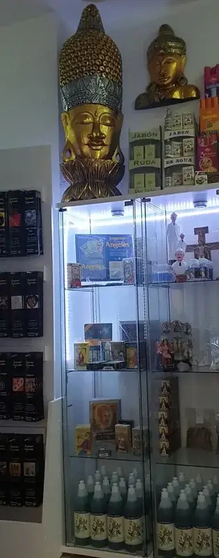 Figuras decorativas y cartas del tarot en el gabinete
