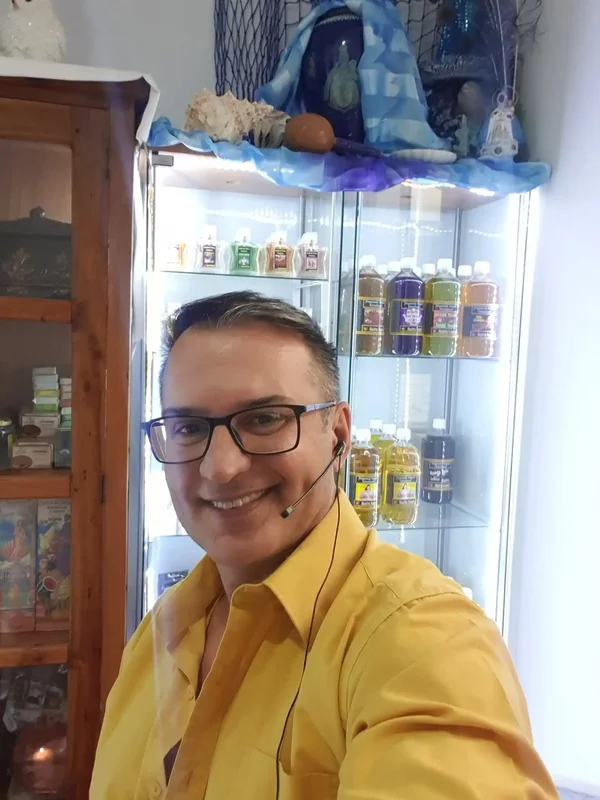 Juan Medina, tarotista del Gabinete La Buena Suerte en Vecindario
