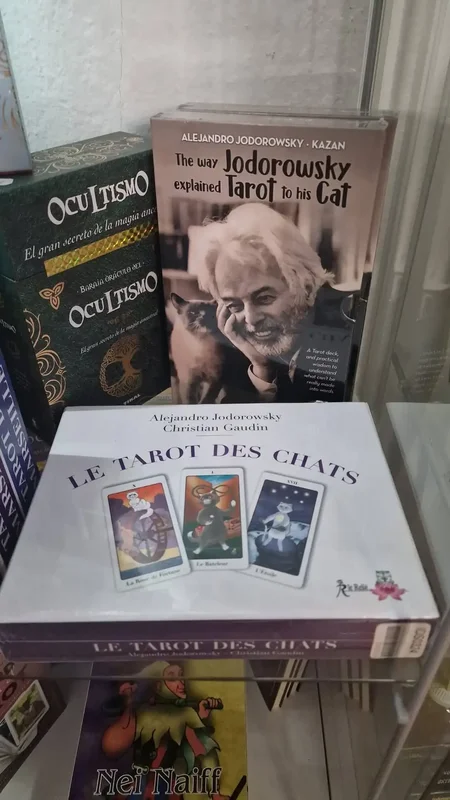 Cartas del tarot sobre la mesa de consulta